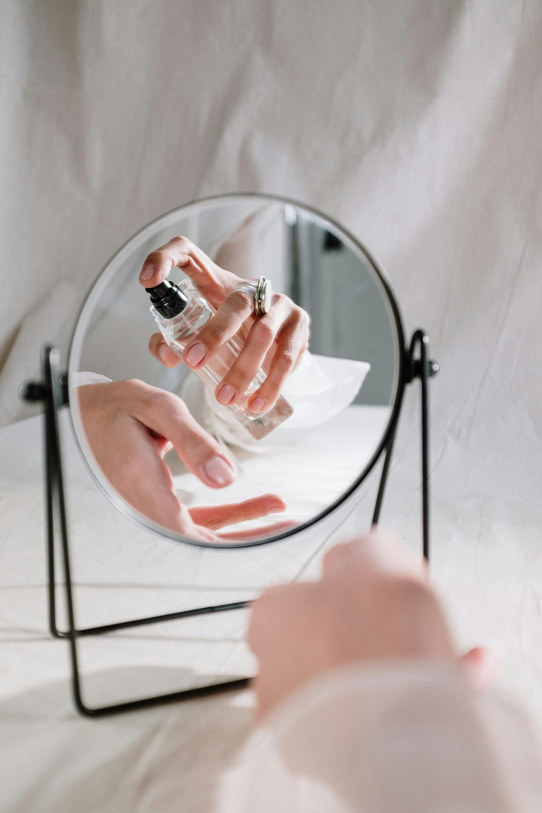 Mirror with perfume spraying